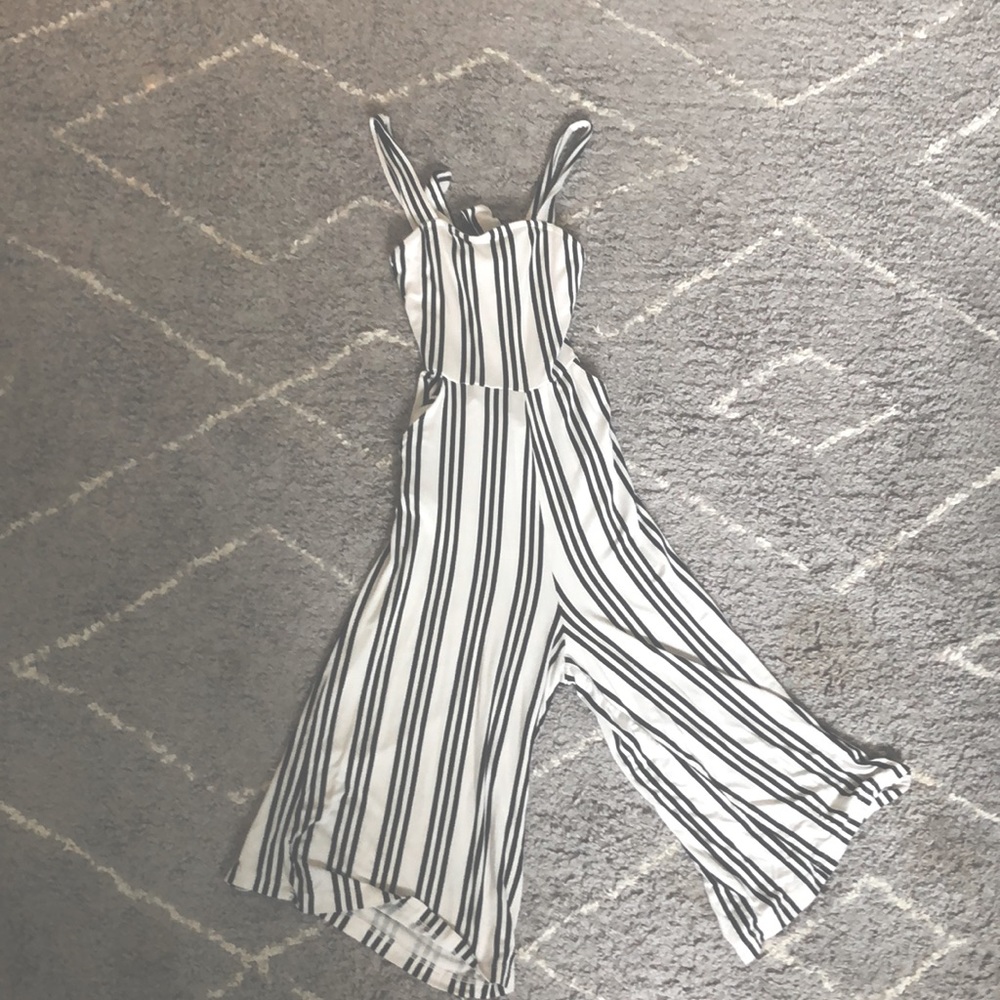 ‼️SOLD‼️Black and white romper with open back!